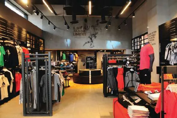 Intérieur de la boutique adidas au Maroc