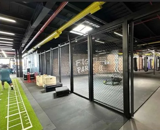 Cage de cross-training du club Fitness Park à Salé