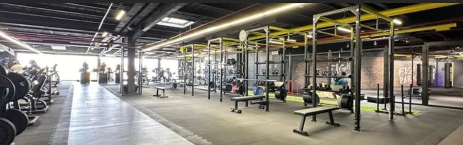Plateau de musculation du club Fitness Park à Salé
